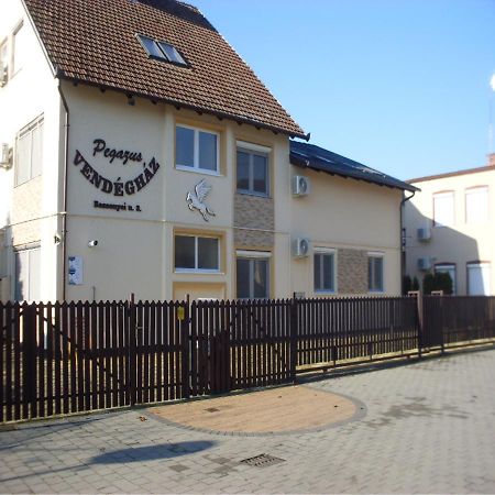 Hotel Pegazus Vendeghaz Hajdúszoboszló Exterior foto